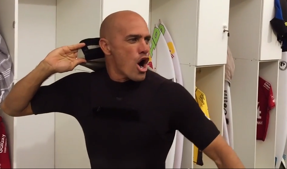 Kelly Slater mimics Filipe Toledo.