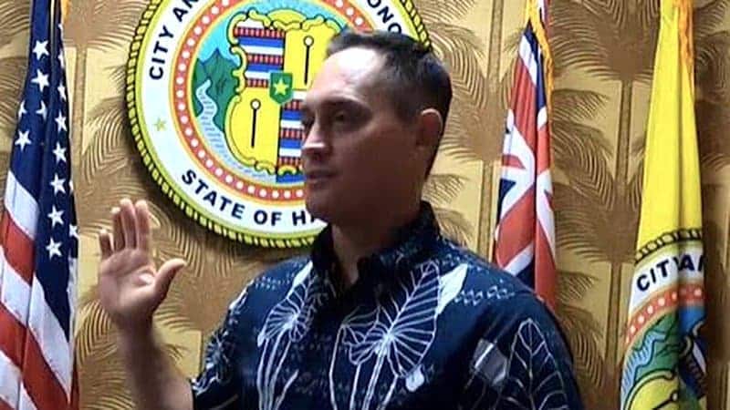 Después de una sorprendente derrota en la batalla del Ayuntamiento de Honolulu, las ambiciones políticas de Makua Rothman resucitan cuando un senador estatal contrata surfistas de grandes olas para unirse.