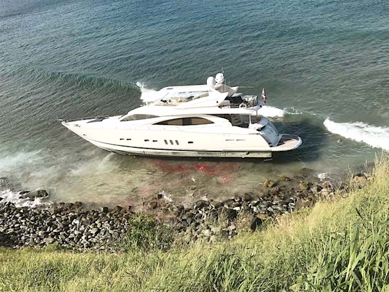 yacht crash in maui