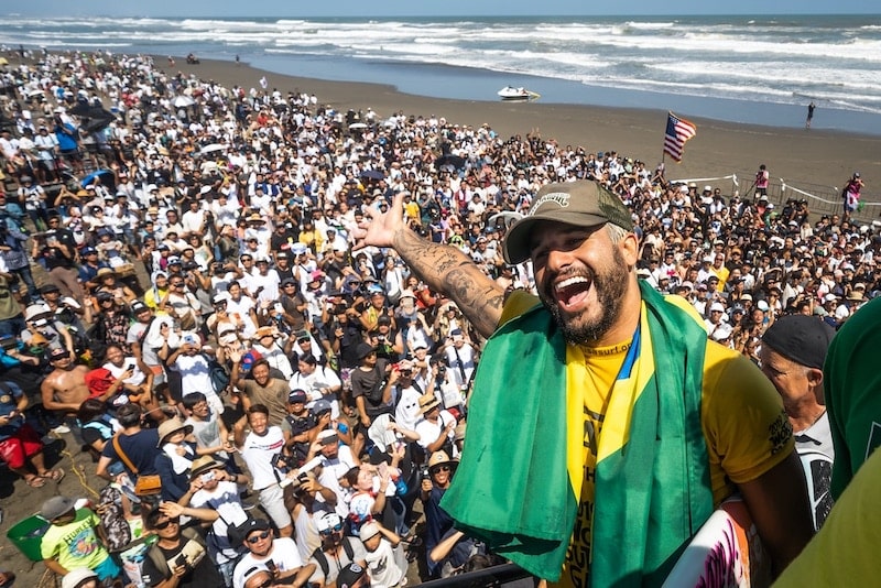 O Brasil continua a dominar os rivais do surf;  vence a América, Austrália para brancos perolados, conquistando o cobiçado título de ‘Melhor Praia do Mundo’!