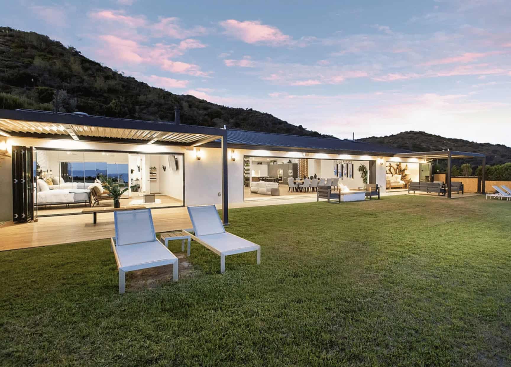 See Inside $6 Million Sunset Point Beach-Adjacent House Of Redeemed Friend Matthew Perry 9
