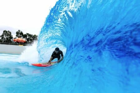 Pretty blue water at Urbnsurf Sydney, surfer: Gard Rielly.
